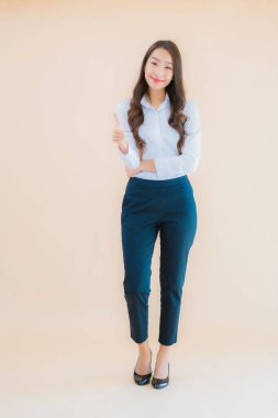 Güzel Asyalı iş kadını portresi izole edilmiş renk arka planında iş başında