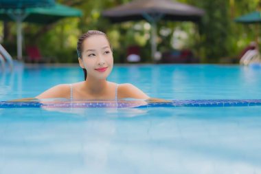 Güzel bir Asyalı kadın portresi. Rahatına bak. Rahatına bak.