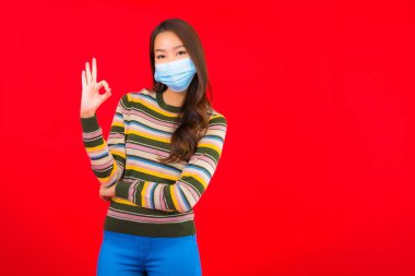 Korunmak için maske takmış güzel bir Asyalı kadın.