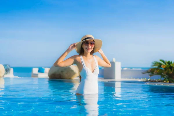 Retrato Hermosa Joven Asiática Mujer Feliz Sonrisa Relajarse Alrededor Piscina —  Fotos de Stock