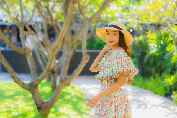 Retrato Bonito Jovem Asiático Mulher Andando Com Feliz Desfrutar Redor — Fotografia de Stock