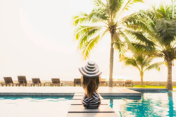 Retrato Bela Jovem Mulher Asiática Relaxar Redor Piscina Livre Hotel — Fotografia de Stock