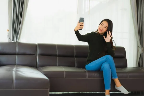 Porträt Schöne Junge Asiatische Frau Verwenden Smartphone Oder Handy Auf — Stockfoto