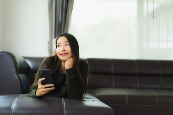 Retrato Hermosa Joven Asiática Mujer Uso Inteligente Teléfono Móvil Teléfono — Foto de Stock