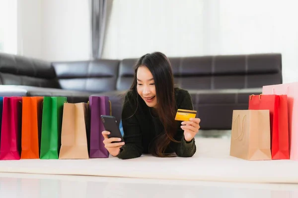 Retrato Hermosa Mujer Asiática Joven Con Bolsa Compras Tarjeta Crédito — Foto de Stock