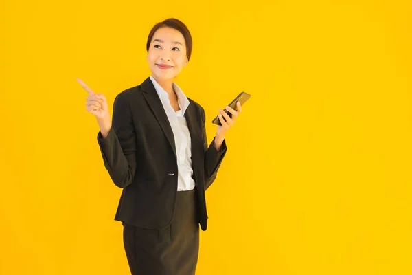 Portret Piękny Młody Biznes Azji Kobieta Inteligentny Telefon Komórkowy Filiżanka — Zdjęcie stockowe