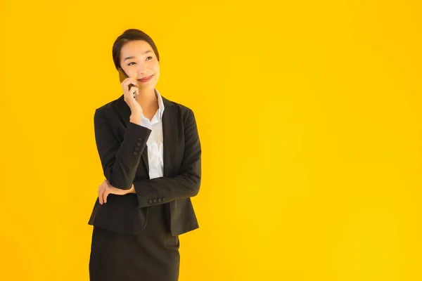 Portrét Krásná Mladá Obchodní Asijská Žena Chytrým Mobilním Telefonem Šálek — Stock fotografie