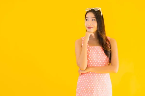 Portret Mooie Jonge Aziatische Vrouw Glimlach Gelukkig Geel Geïsoleerde Achtergrond — Stockfoto