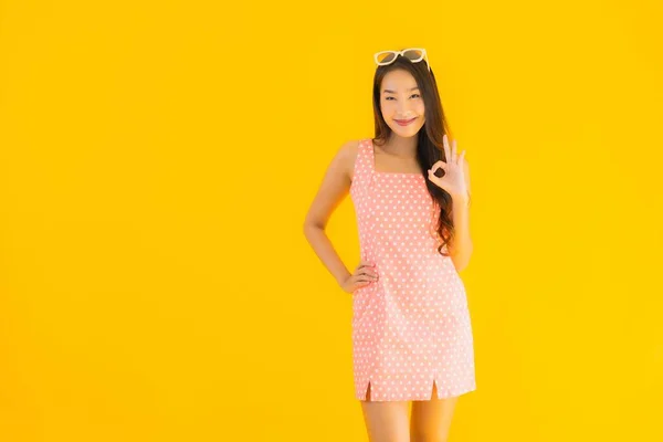 Porträt Schöne Junge Asiatische Frau Lächelt Glücklich Auf Gelbem Isolierten — Stockfoto