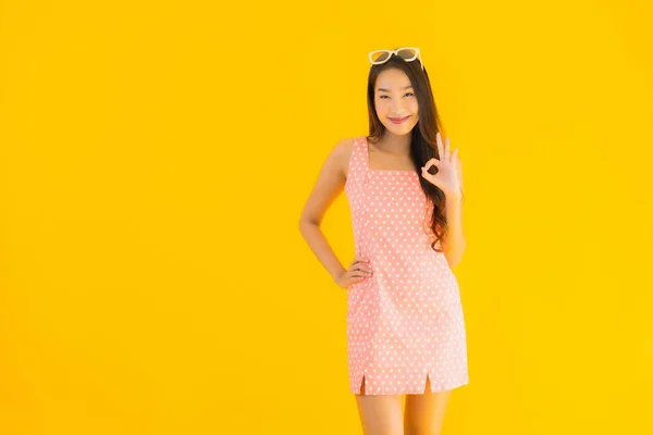 Retrato Bonito Jovem Asiático Mulher Sorriso Feliz Amarelo Isolado Fundo — Fotografia de Stock