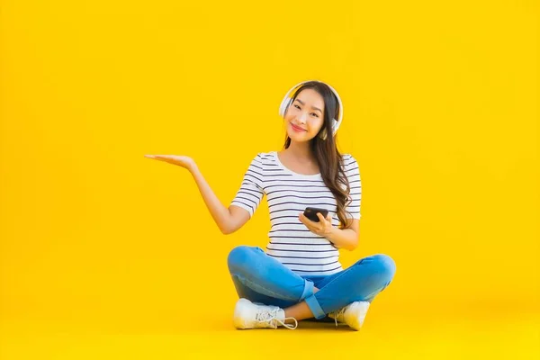 Портрет Красивая Молодая Азиатская Женщина Использовать Смартфон Наушниками Прослушивания Музыки — стоковое фото