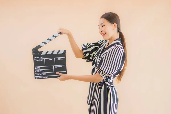 Porträt Schöne Junge Asiatische Frau Mit Filmklöppel Auf Braunem Hintergrund — Stockfoto