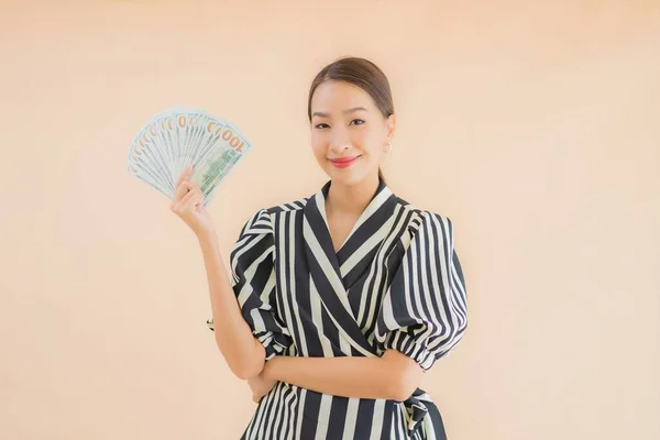 Портрет Красивая Молодая Азиатская Женщина Деньгами Наличными Коричневом Фоне — стоковое фото