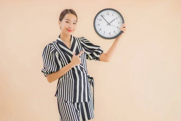 Retrato Hermosa Joven Mujer Asiática Mostrar Reloj Alarma Sobre Fondo — Foto de Stock