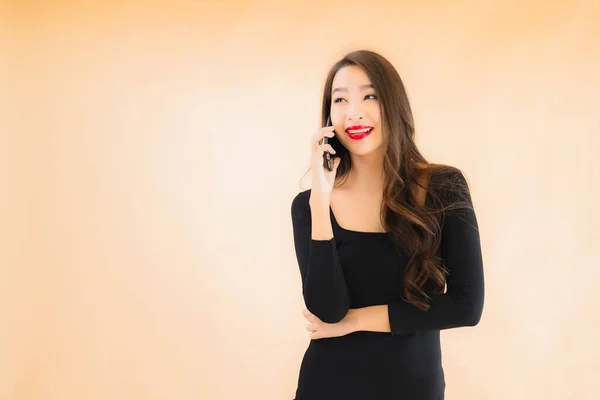 Портрет Красивая Молодая Азиатская Женщина Улыбка Счастливый Использовать Смартфон Цветном — стоковое фото