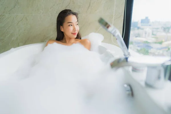 아름다운 아시아 목욕하는 장식품에서 여가를 취하는 — 스톡 사진