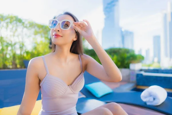 ポートレート美しい若いアジアの女性は休暇中に屋外スイミングプールの周りを楽しむレジャーをリラックス — ストック写真