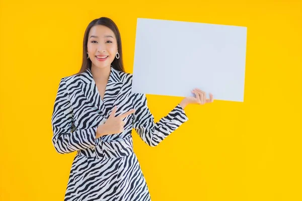 Πορτρέτο Όμορφη Νεαρή Ασιατική Γυναίκα Χαμόγελο Δείχνουν Άδειο Λευκό Πινακίδα — Φωτογραφία Αρχείου