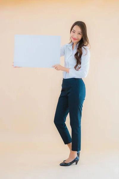 Porträt Schöne Junge Asiatische Geschäftsfrau Zeigen Weiße Leere Plakatwand Banner — Stockfoto