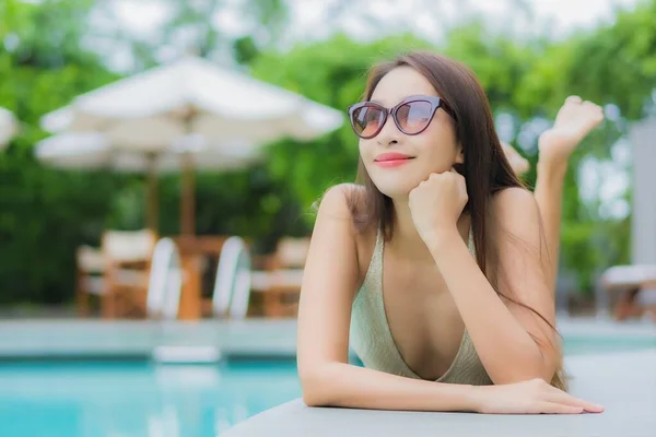 Portret Mooie Jonge Aziatische Vrouw Ontspannen Glimlach Rond Buitenzwembad Hotel — Stockfoto