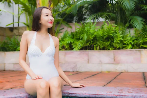 Portrait Belle Jeune Asiatique Femme Relax Sourire Loisirs Autour Piscine — Photo