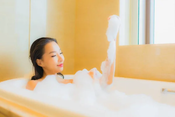 Retrato Bonito Jovem Asiático Mulher Relaxar Sorriso Lazer Banheira Banheiro — Fotografia de Stock