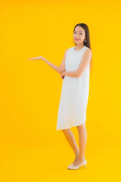 노란색외진 위에서 아름다운 아시아 여자의 — 스톡 사진