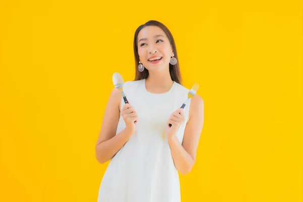 Retrato Hermosa Joven Asiática Mujer Con Tenedor Cuchara Amarillo Aislado —  Fotos de Stock
