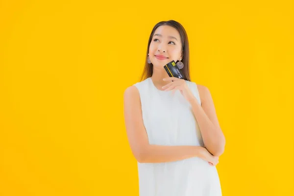 Retrato Hermosa Joven Asiática Mujer Con Tarjeta Crédito Para Compras —  Fotos de Stock