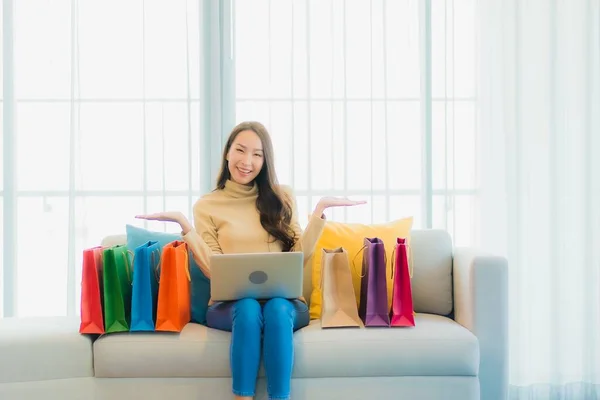 Retrato Hermosa Mujer Asiática Joven Con Ordenador Portátil Tarjeta Crédito — Foto de Stock