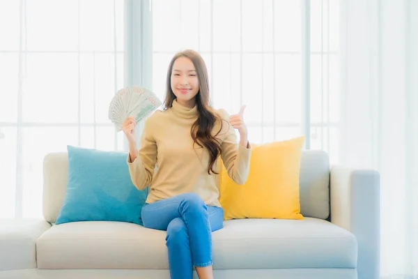 Retrato Hermosa Joven Mujer Asiática Con Montón Dinero Efectivo Dinero — Foto de Stock