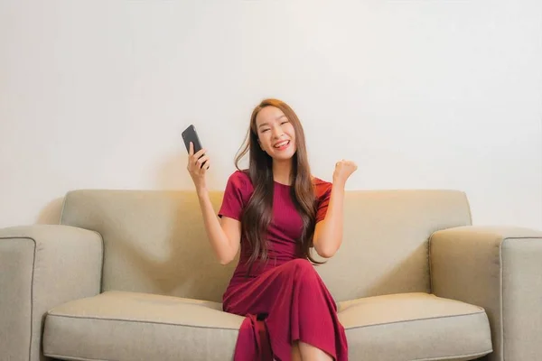Retrato Hermosa Joven Asiático Mujer Uso Inteligente Móvil Sofá Sala — Foto de Stock