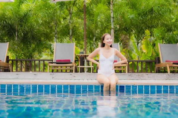 Retrato Hermosa Joven Mujer Asiática Sonrisa Relajarse Alrededor Piscina Aire —  Fotos de Stock