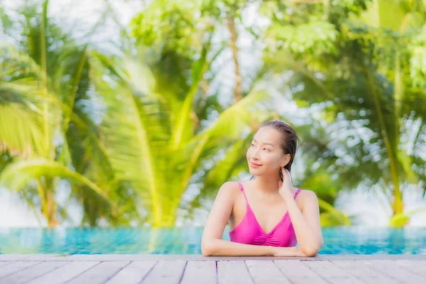 Portret Mooie Jonge Aziatische Vrouw Glimlach Ontspannen Rond Buitenzwembad Resort — Stockfoto