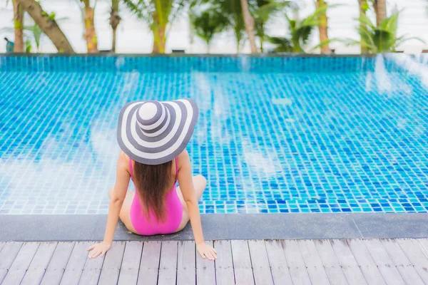 Retrato Hermosa Joven Mujer Asiática Sonrisa Relajarse Alrededor Piscina Aire — Foto de Stock