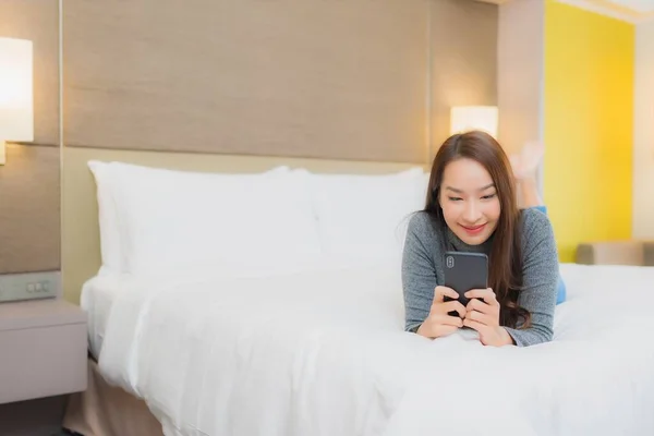 Porträt Schöne Junge Asiatin Benutzt Smartphone Auf Bett Schlafzimmer — Stockfoto