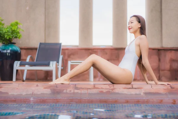 Retrato Bonito Jovem Asiático Mulher Relaxar Sorriso Lazer Redor Piscina — Fotografia de Stock