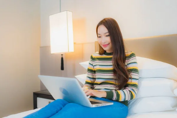Portret Piękna Młoda Azjatycka Kobieta Używać Laptopa Łóżku Sypialni Wnętrza — Zdjęcie stockowe