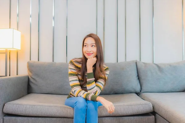 Retrato Bonito Jovem Asiático Mulher Sentar Sorriso Relaxar Sofá Sala — Fotografia de Stock
