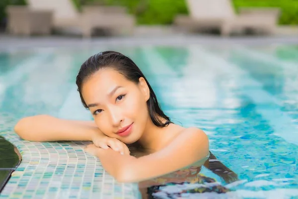 美しい若いアジアの女性の肖像旅行休暇のレジャーでホテルのリゾートで屋外スイミングプールの周りの笑顔をリラックス — ストック写真