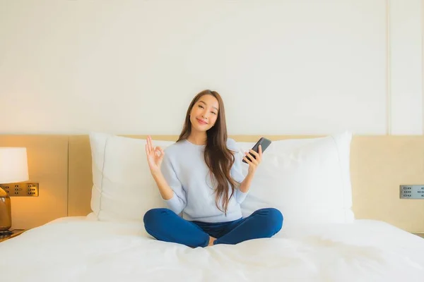 Retrato Hermosa Joven Mujer Asiática Uso Inteligente Teléfono Móvil Cama — Foto de Stock