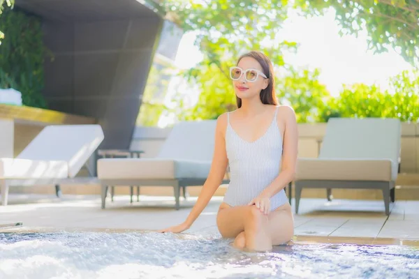 Retrato Hermosa Joven Mujer Asiática Sonrisa Relajarse Ocio Alrededor Piscina —  Fotos de Stock