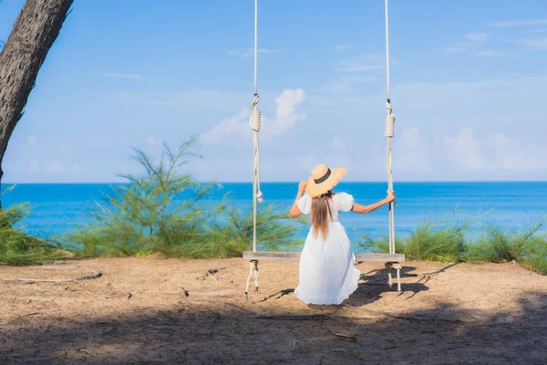 Ritratto Bella Giovane Donna Asiatica Rilassarsi Sorriso Swing Intorno Spiaggia — Foto Stock