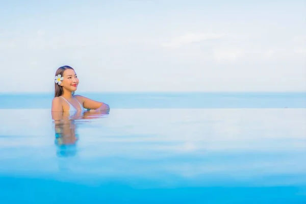 Retrato Hermosa Joven Mujer Asiática Relajarse Sonrisa Alrededor Piscina Aire — Foto de Stock