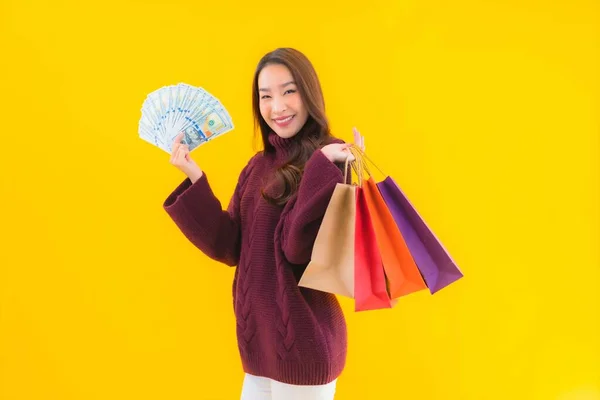 Retrato Hermosa Joven Mujer Asiática Con Colorido Bolso Compras Sobre — Foto de Stock