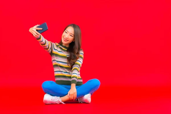 Portret Mooie Jonge Aziatische Vrouw Gebruik Slimme Mobiele Telefoon Rood — Stockfoto