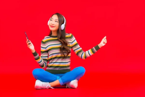 Portret Mooie Jonge Aziatische Vrouw Gebruik Slimme Mobiele Telefoon Met — Stockfoto