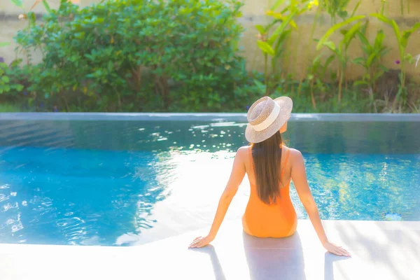 Retrato Hermosa Joven Mujer Asiática Disfrutar Relajarse Alrededor Piscina Para — Foto de Stock