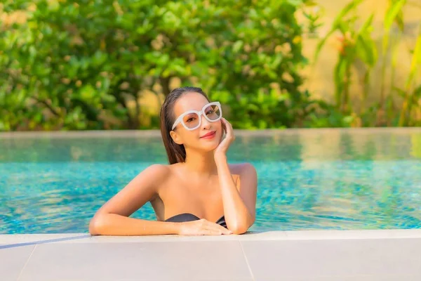 Güzel Bir Asyalı Kadının Portresi Tatil Için Yüzme Havuzunda Rahatlıyor — Stok fotoğraf