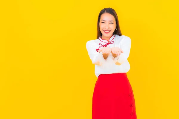 Ritratto Bella Giovane Donna Asiatica Sorriso Azione Sfondo Giallo — Foto Stock